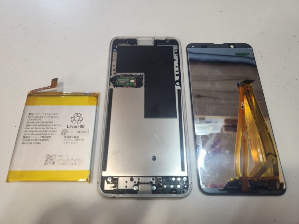 AQUOS Sense3の修理後の閉じる作業