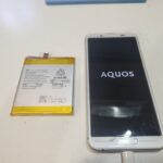 修理後のAQUS Sense3と元々入っていたバッテリー