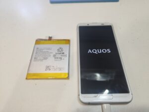 修理後のAQUS Sense3と元々入っていたバッテリー