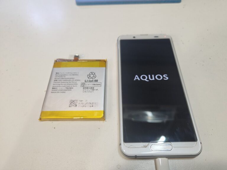 修理後のAQUS Sense3と元々入っていたバッテリー