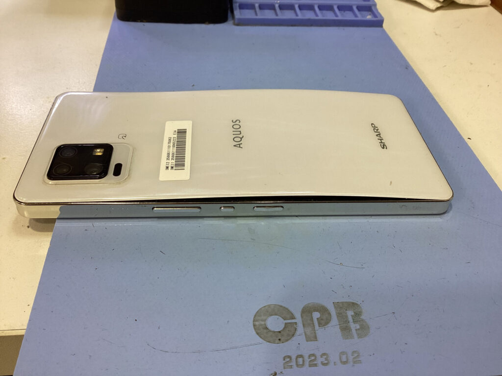 AQUOS zero6のバッテリー膨張による背面パネル剝離