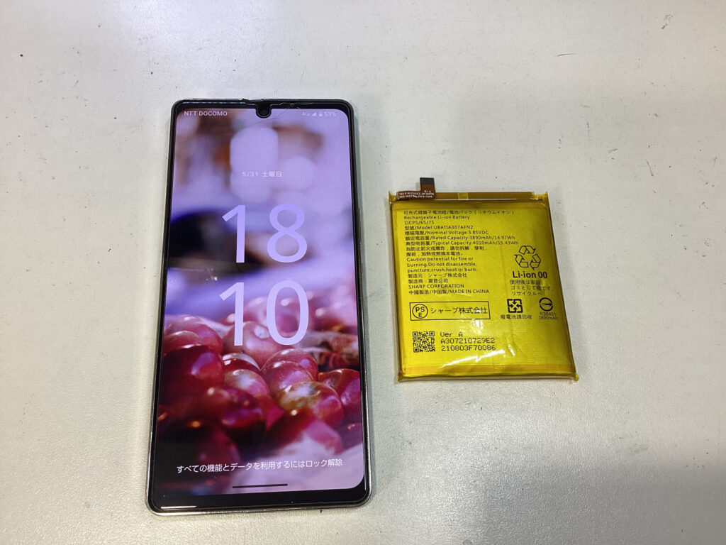 AQUOS zero6の修理後と膨張していたバッテリー