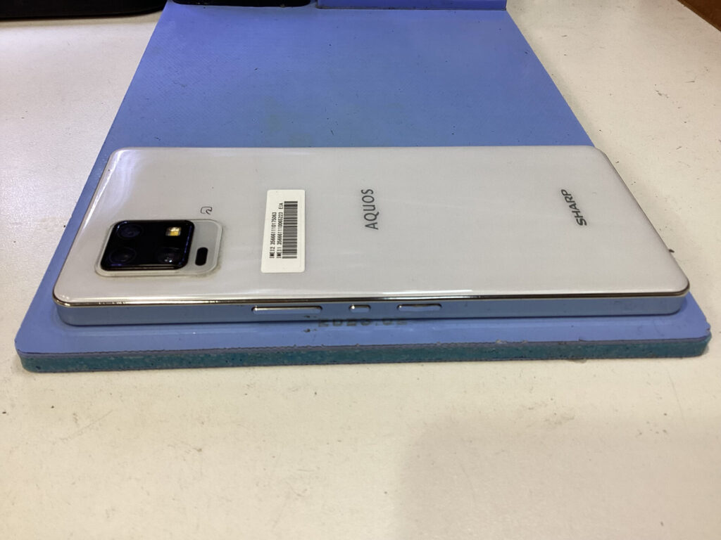 AQUOS zero6の修理後、横から見た時のパネル確認