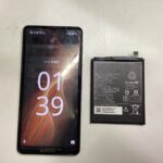 修理後のAQUOS Sense5Gと元のバッテリー
